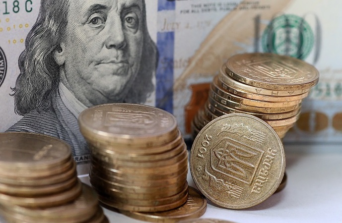 Национальный банк понизил официальный курс гривны на 1 копейку до 26,18 гривен за доллар.