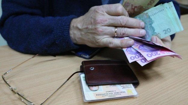 Чернобыльцы и люди с большим трудовым стажем, но малой зарплатой, будут первыми в «очереди» на повышение пенсии.
