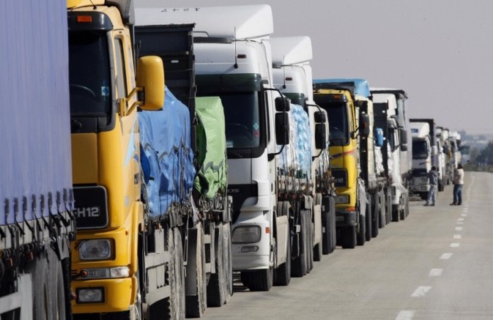 Президент России Владимир Путин распорядился продлить до 1 января 2019 года запрет на перевозки ряда товаров из Украины в Казахстан и Киргизию через территорию РФ.