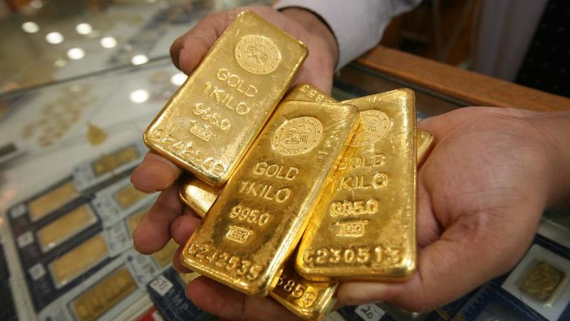 Национальный банк понизил официальный курс золота и серебра.