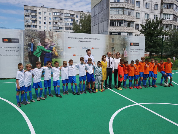 В Чернигове презентовали восстановленную футбольную площадку, расположенная по адресу ул.