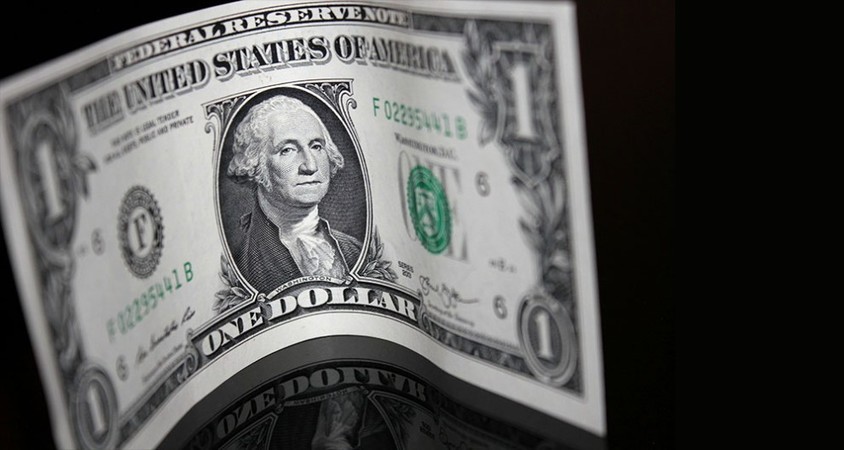Долар США дешевшає відносно євро на торгах у понеділок і дорожчає по відношенню до ієни.