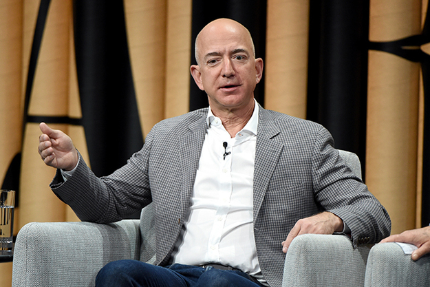 Голова Amazon та Blue Origin Джефф Безос став найбагатшою людиною у сучасній історії — його статки перевищили 150 мільярдів доларів.