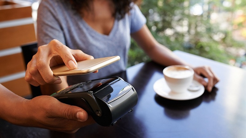 З 17 липня українські користувачі платіжного сервісу Apple Pay зможуть отримати бонусну каву, кожен раз оплачуючи за допомогою iPhone або iWatch заправку свого авто в мережі АЗК ОККО.