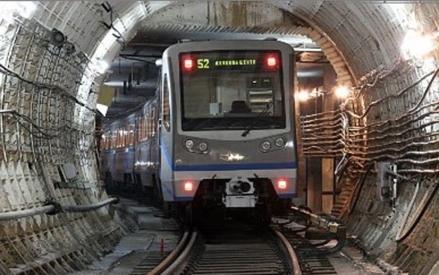 13 июля пассажиры киевского метрополитена пополнили карточки для проезда в метро на 5 миллионов 971 тысячу 525 поездок.