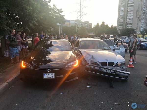 В Одесі седан BMW 5 E39 на литовських номерах врізався в припарковану на узбіччі Tesla Model S, пише ТопЖир.