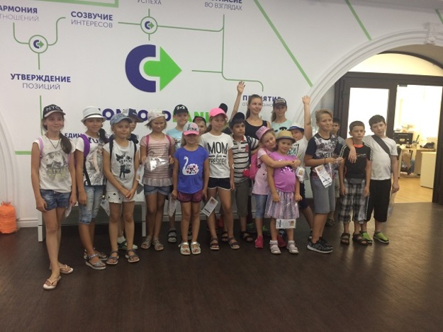 Вчера в Конкорд банк с экскурсией приехал детский лагерь Математической студии «2х2».40 детей с 1 по 6 класс попробовали себя в роли кассира и инкассатора.