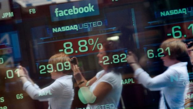 Після закриття торгів, акції соціальної мережі Facebook впали на 24%.