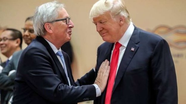 Президент США Дональд Трамп и председатель Европейской комиссии Жан-Клод Юнкер договорились о снижении торгового напряжения и взаимное постепенное снятие пошлин.