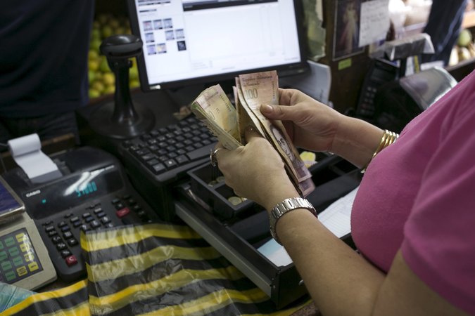 Конституционная ассамблея Венесуэлы разрешила жителям обменивать валюту.