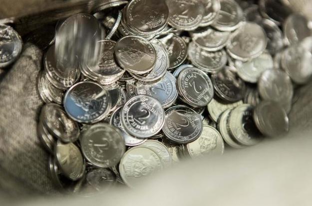 Национальный банк понизил официальный курс гривны на 4 копейки до 27,13 гривен за доллар.