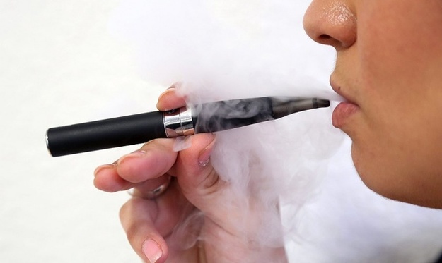 Нардепи зареєстрували в парламенті законопроект, яким пропонується ввести акцизний податок на рідини, що містяться в електронних сигаретах в розмірі 1,10 гривень за мілілітр.