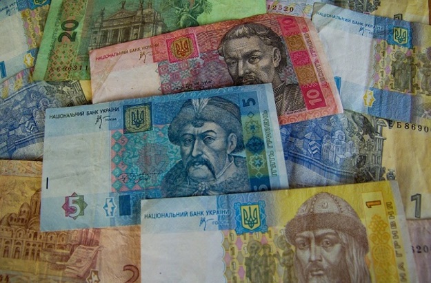 Национальный банк повысил официальный курс гривны на 11 копеек до 27,02 гривен за доллар.
