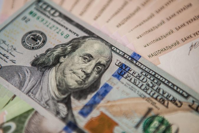 На відкритті міжбанківських торгів долар в покупці подешевшав на 4 копійки, а в продажу знизився на 3 копійки.