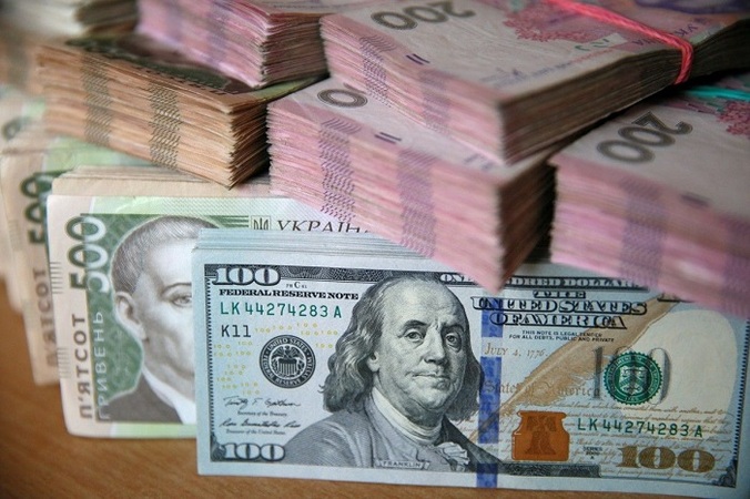 Національний банк знизив офіційний курс гривні на 13 копійок до 27,24 гривень за долар.