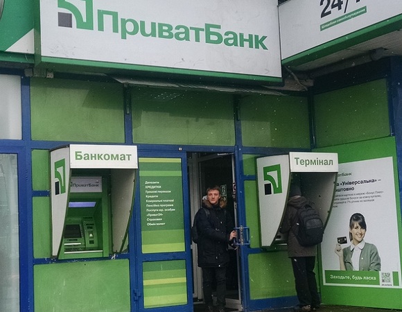 Украинцы продолжают нести деньги на депозиты в банки.
