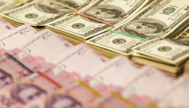 Национальный банк Украины на пятницу, 17 августа, ослабил курс гривны до 27,67 гривен за доллар.