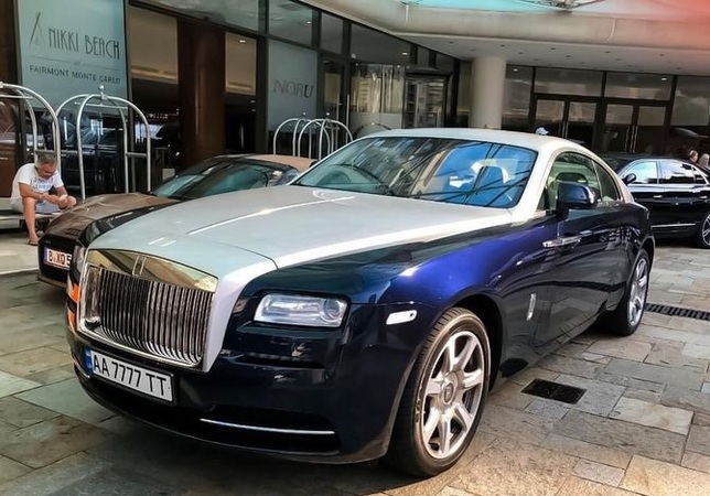 Возле одного из фешенебельных отелей в Монако засняли элитное авто с украинской регистрацией.