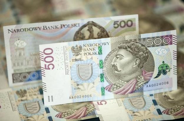 75% украинцев, работающих в Польше, получают ежемесячно более 2,5 тысячи злотых (около 675 долларов или почти 19 тысяч гривень).