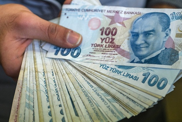 Курс турецкой лиры в пятницу перешел к росту в паре с долларом США, евро и другими валютами впервые за пять сессий после того, как правительство страны повысило налог на долларовые депозиты, чтобы заставить инвесторов вкладываться в активы в лирах.