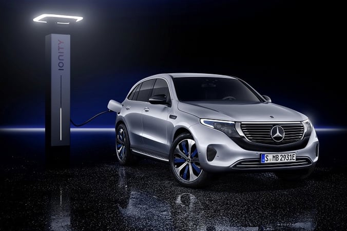 Немецкий автопроизводитель Mercedes-Benz представил серийную версию своего электрокроссовера Mercedes-Benz EQC, пишет ITC.