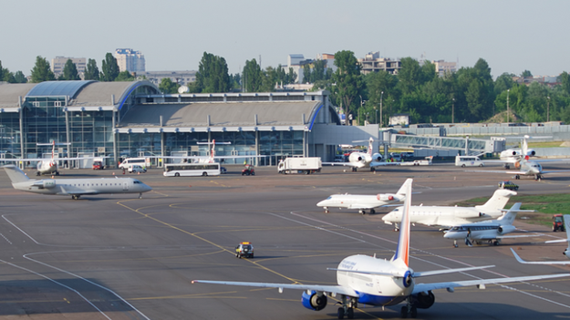 У Києві запропонували заборонити нічні злети і посадки літаків в аеропорту Жуляни через шум, який негативно впливає на здоров'я людей.