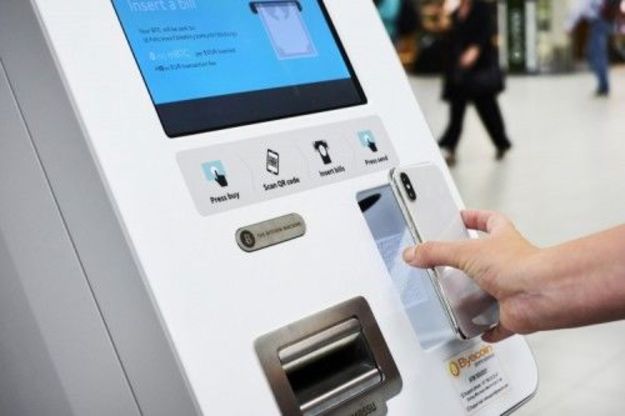 В аеропорту «Схіпхол» в Амстердамі з'явився криптовалютний банкомат, в якому можна обміняти євро на біткоіни і ефір.