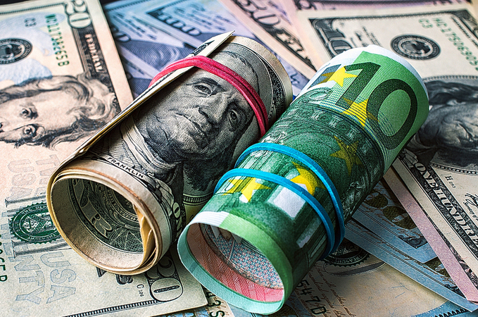 Долар і японська ієна дорожчають у середу по відношенню до більшості валют розвинених і країн, що розвиваються на тлі напруженості на світовому рівні в зв'язку з невирішеними торговими розбіжностями.