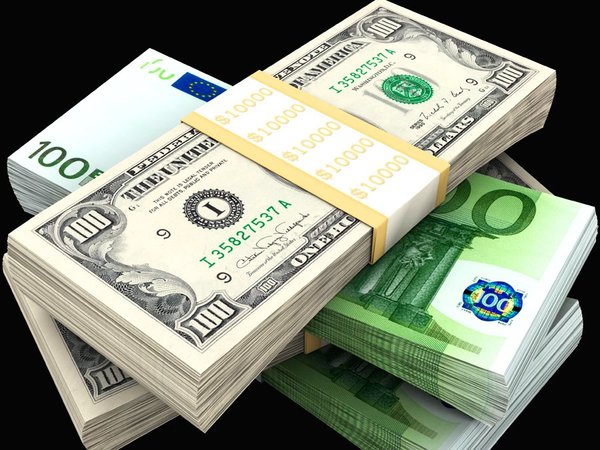 В банках курс доллара в покупке и в продаже повысился на 5 копеек,  евро поскочил в покупке на 20 копеек, а впродаже на 25 копеек.