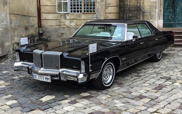Раритетний седан Chrysler New Yorker 70-х років виявили в одному з львівських закапелків.
