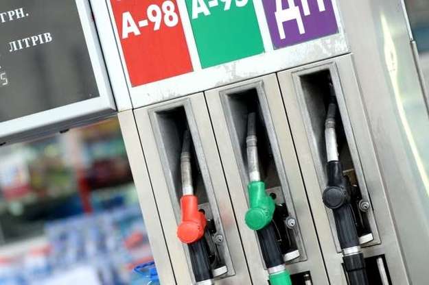 За выходные цены бензина и дизтоплива в сетях АЗС WOG и ОККО выросли на 46 копеек за литр и 50 копеек за литр, соответственно.