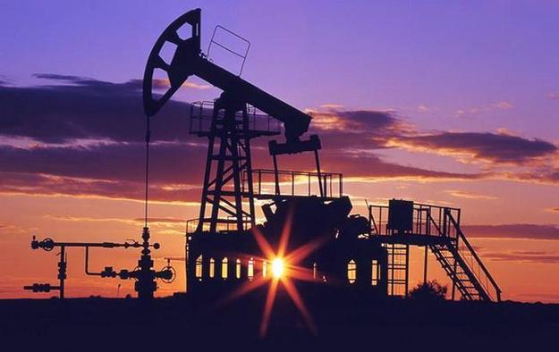 Великі нафтотрейдери передбачають повернення ціни нафти до 100 доларів за барель вперше з 2014 року, оскільки ОПЕК і її союзники намагаються компенсувати санкції США за експорт Ірану, повідомляє Bloomberg.