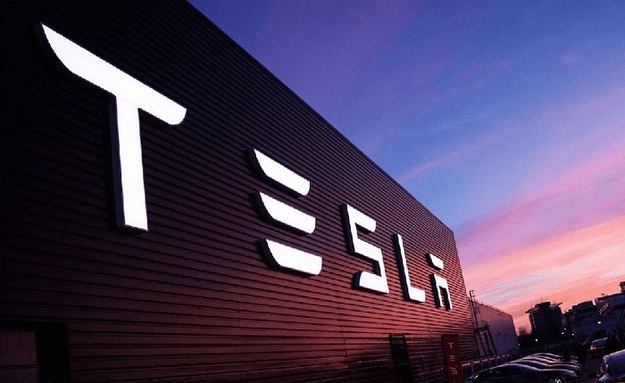 Котирування американської компанії Tesla в ході предбіржових торгів почали зростати і до відкриття ринку в понеділок, 1 жовтня, зросли в ціні більш ніж на 16%, повідомляє РБК-Україна.