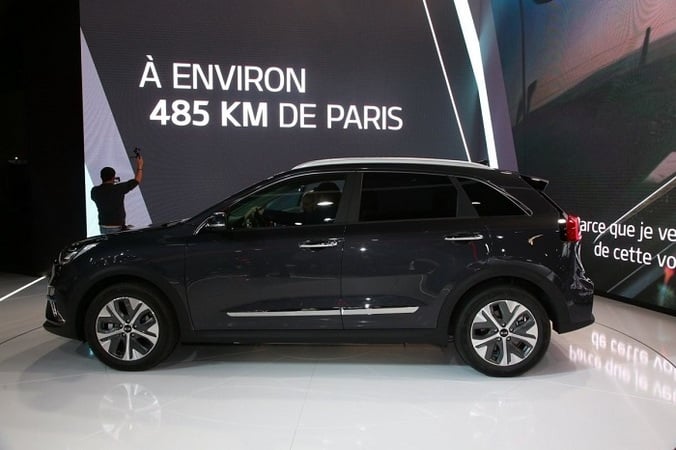 Южнокорейский автопроизводитель Kia на Парижском автосалоне раскрыл технические подробности своего бюджетного электрического кроссовера Kia Niro EV (Kia e-Niro), пишет Автоцентр.