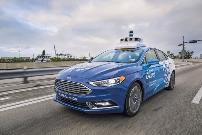 Компанія Ford отримала патент в США, що дозволяє дистанційно керувати безпілотними автомобілями за допомогою смартфона.