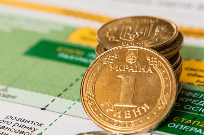 Національний банк підвищив офіційний курс гривні на 2 копійки до 27,98 гривень за долар.