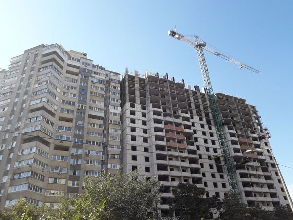 За інформацією Державної служби статистики України, станом на 2017 рік у нашій країні законсервовано чи тимчасово припинено будівництво понад 2000 багатоквартирних житлових будинків.