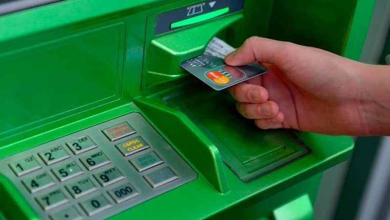 ПриватБанк объявил о гарантированной выплате вознаграждения в размере 75 тысяч гривен за любую информацию, которая поможет задержать преступников, взорвавших банкомат в Днепре.