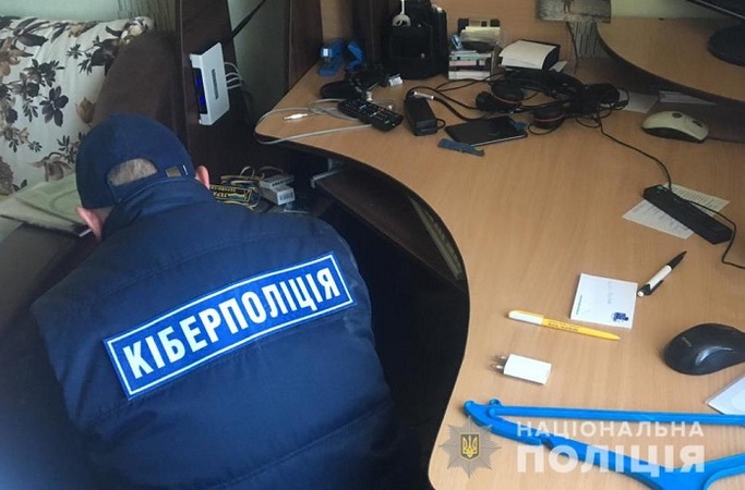 Работники Киевского управления Департамента киберполиции разоблачили трех киевлян, которые продавали персональные данные украинцев через интернет.