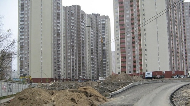 Киевский городской совет принял во втором чтении решение установить ставку налога на землю, используемую для строительства и обслуживания многоквартирных домов, на уровне 0,01% против 1% ранее.