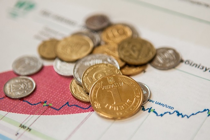 Національний банк знизив офіційний курс гривні на 6 копійок до 28,14 гривень за долар.
