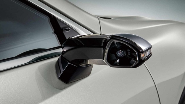 Новий Lexus ES 2019 став першою машиною в автоіндустрії, яка буде оснащена камерами замість традиційних бокових дзеркал, пишет ЕП.
