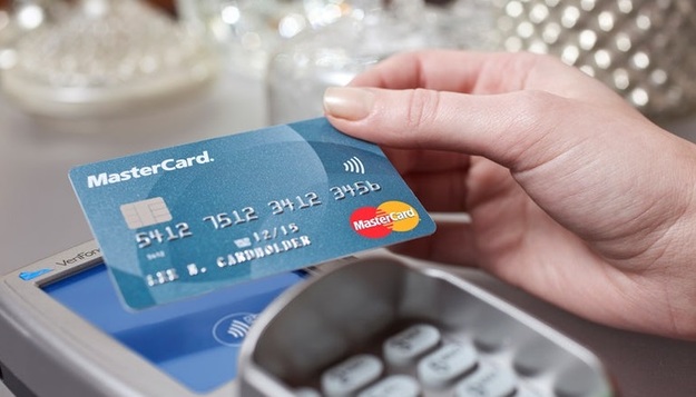 Все больше украинцев предпочитают рассчитываться банковской картой, причем в 68,3% случаев это карта платежной системы Mastercard.
