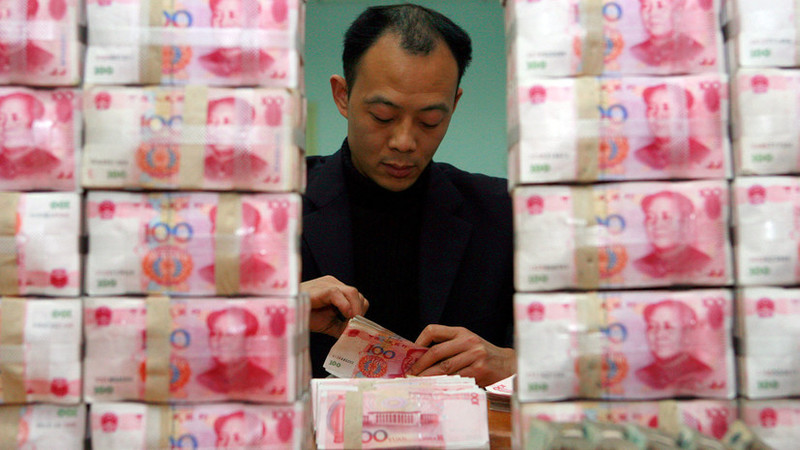 Китайський юань оновив мінімум 10 років до долара у вівторок через занепокоєння про уповільнення зростання економіки і можливості різкого загострення торгового конфлікту Китаю та США.