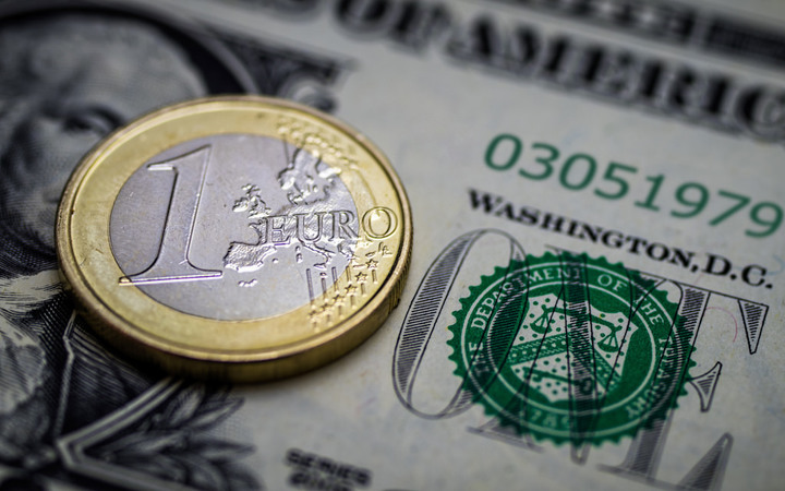 Во вторник на валютном рынке опять преобладали «медвежьи» настроения по доллару и евро.