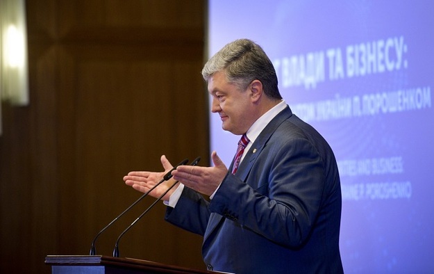 Президент Украины Петр Порошенко подписал так называемый закон «маски-шоу стоп-2» непосредственно на встрече с бизнесом в Киеве, сообщает Интерфакс-Украина.
