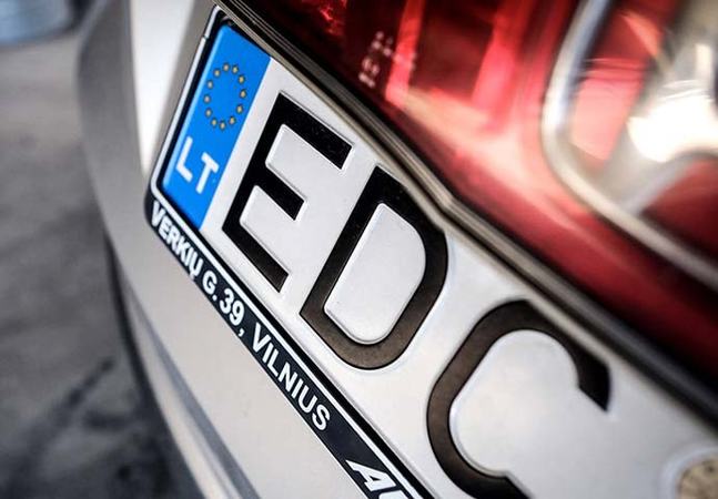 В Верховной Раде обсуждают законопроекты о растаможке автомобилей на еврономерах, сообщает Auto24.