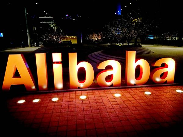 Китайський гігант інтернет-торгівлі Alibaba встановив рекорд за обсягом продажів в свій головний торговий день в році, який отримав назву День холостяка.