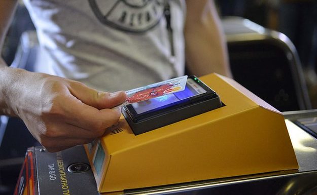 Приватбанк продовжив до кінця року пільговий режим проїзду за безконтактними картками Visa в київському метро та в усіх видах міського транспорту Житомира, обладнаного терміналами для безготівкових розрахунків.