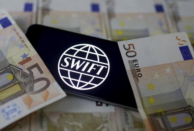 Международная межбанковская система платежей SWIFT уведомила США, что отключила Центральный банк Ирана и другие организации этой страны.
